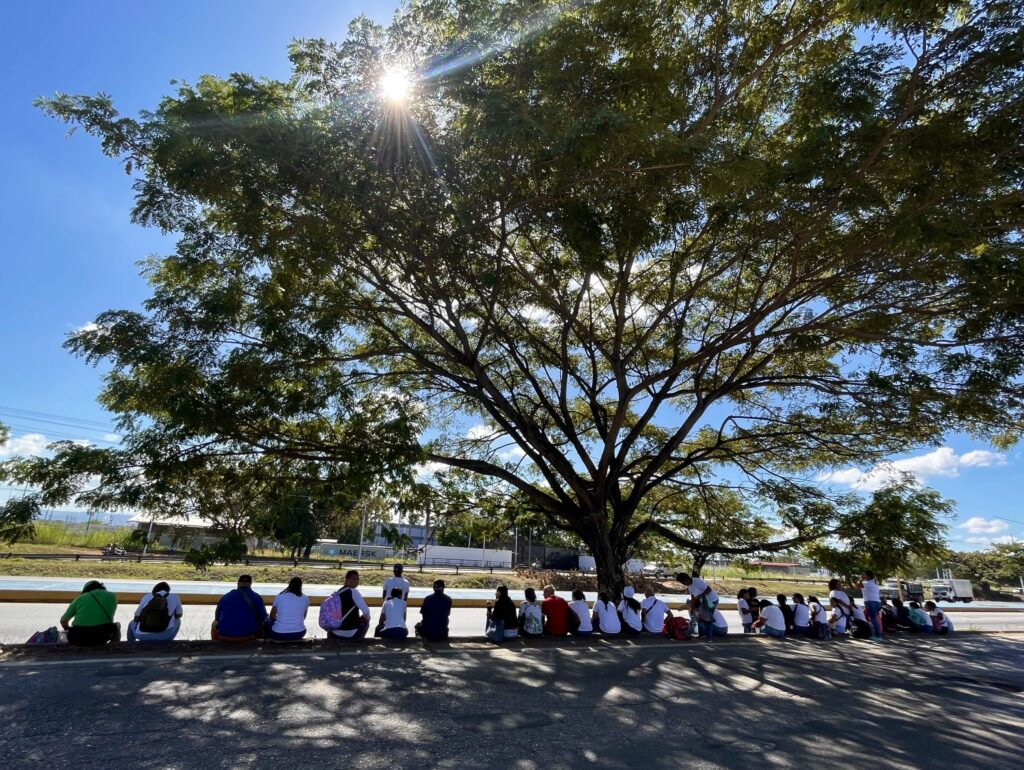 Papás en las afueras de Tocuyito: sin permiso para visitar a sus hijos