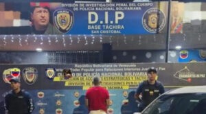 Paseaba desnudo en su carro para acosar mujeres