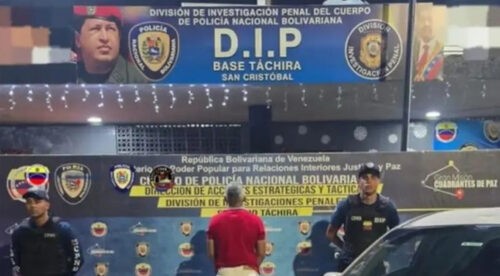Paseaba desnudo en su carro para acosar mujeres