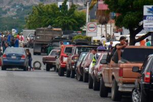 Persisten las gigantescas colas en las estaciones de servicio de Valencia