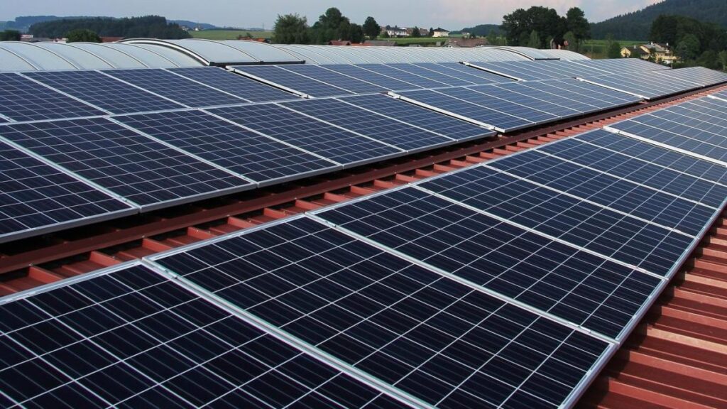 Petro anuncia financiación para instalación de paneles solares en el Caribe a través de Air-e con una inversión inicial de $150.000 millones