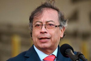 Petro nombra al académico Diego Guevara como nuevo ministro de Hacienda