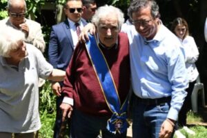 Petro otorga a Mujica máxima condecoración colombiana