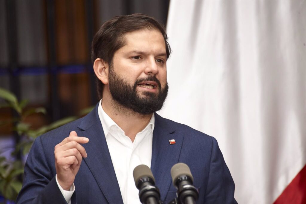 "Pide un poco más de humildad" y recuerda "Los presidentes pasamos, pero los pueblos quedan"