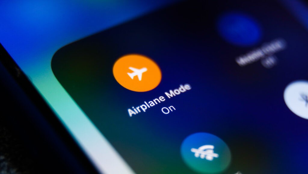 Piloto revela por qué hay que poner en modo avión los celulares durante un vuelo - AlbertoNews