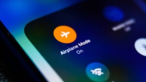Piloto revela por qué hay que poner en modo avión los celulares durante un vuelo - AlbertoNews