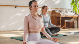 Poses de yoga que ayudan a relajar el cuerpo y la mente