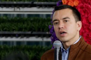 Presidente de Ecuador dice que intentaron intimidarlo con carro bomba - AlbertoNews