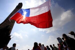 Propuesta para regularizar a 180.000 inmigrantes desata polémica en Chile