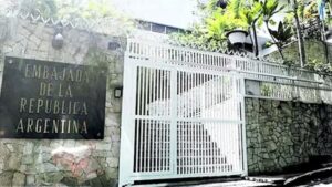 Prosigue el acoso contra asilados en embajada de Argentina