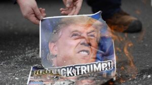Queman una bandera de EE.UU. y carteles de Trump en Panamá tras amenazas sobre el Canal de Panamá - AlbertoNews