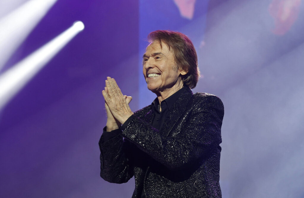 Raphael pasó la noche "tranquilo y consciente" en un hospital de Madrid