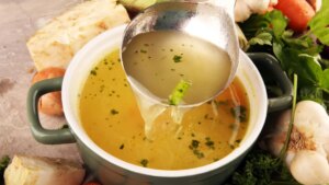 Receta de consomé, un plato barato, delicioso y perfecto para una cena en un frío día de Navidad
