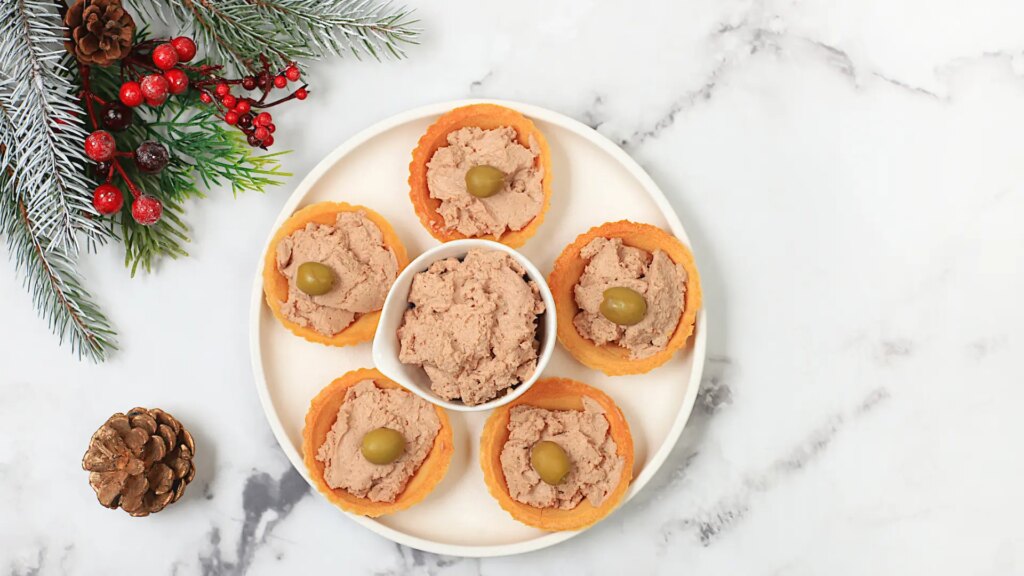 Receta de tartaletas de paté, queso y aceitunas para añadir un entrante al menú de Navidad