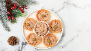 Receta de tartaletas de paté, queso y aceitunas para añadir un entrante al menú de Navidad