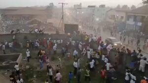 Reportan 56 muertos en una estampida tras choques en un partido de fútbol en Guinea