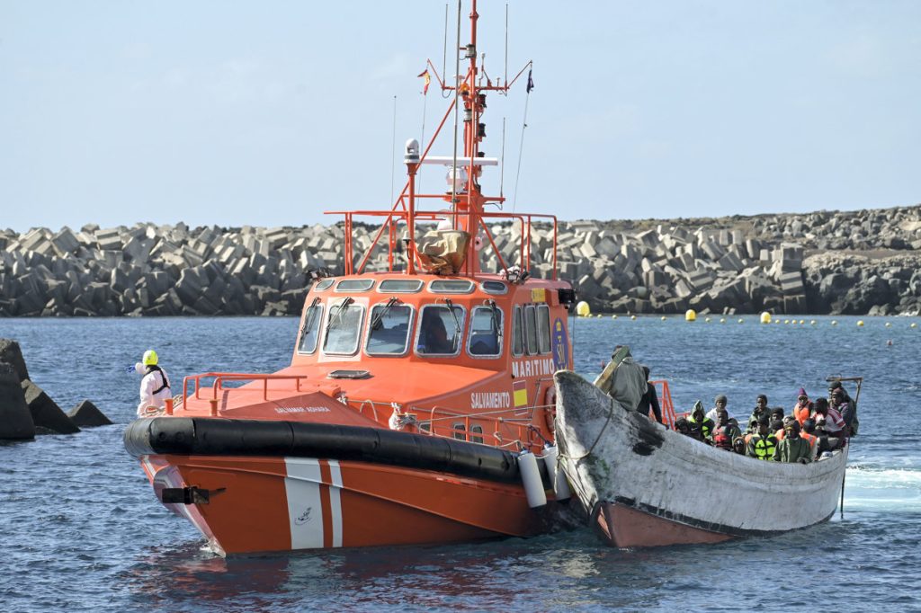 Rescatados 324 migrantes en 6 barcos cerca de Islas Canarias