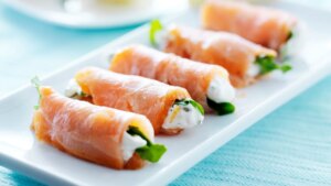 Rollitos de salmón y rúcula, una receta de Arguiñano ideal para servir como entrante esta Navidad