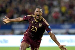 Salomón Rondón en la pelea por el mejor delantero del año