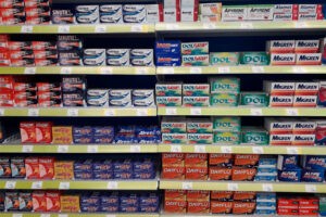 Sector farmacéutico sigue creciendo, pero aún depende de componentes importados
