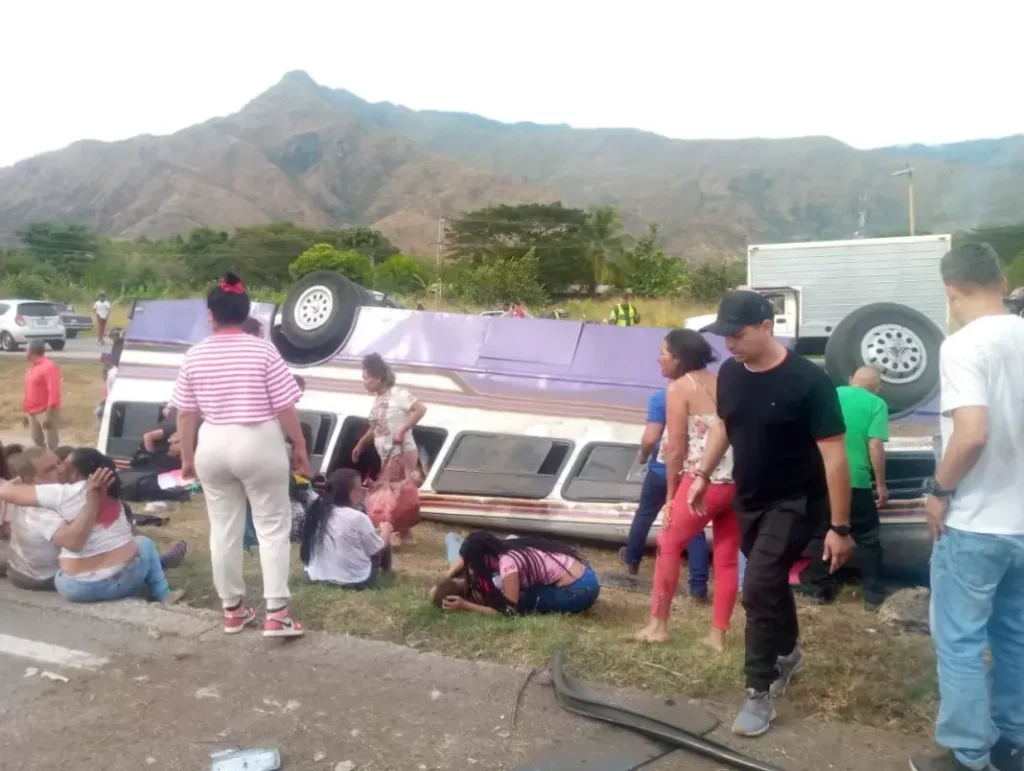 Seis fallecidos y 21 heridos deja vuelco de autobús que cubría la ruta Caracas-San Felipe
