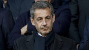 Sentencian al expresidente francés Nicolas Sarkozy a tres años de prisión