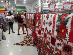 Telas para manteles con motivos navideños en $2.75 en El Castillo