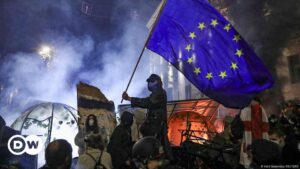 Tercera noche de disturbios en Georgia – DW – 01/12/2024
