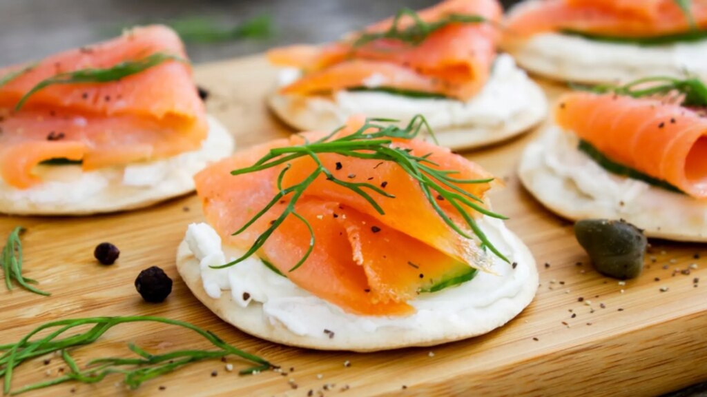 Tortitas de queso cottage y salmón, una receta barata y saludable para incluir en tu menú semanal