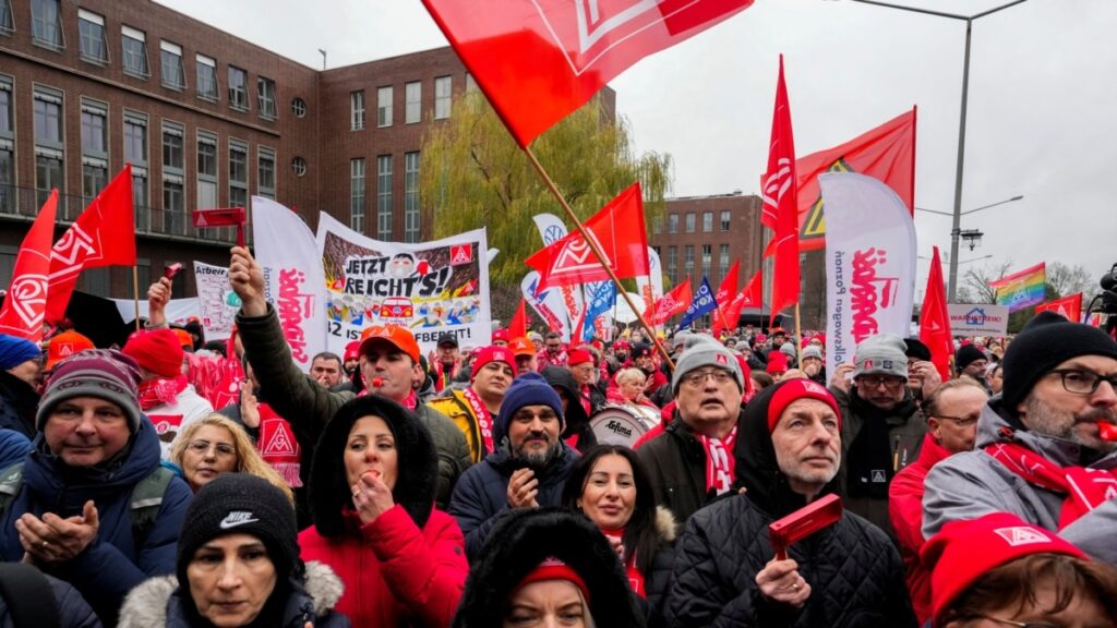 Airados trabajadores de VW dan ultimátum con amenaza de escalada de huelgas en 2025