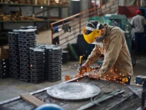Trabajadores piden que productividad laboral por hora sea la base del ajuste del mínimo | Crecimiento | Economía