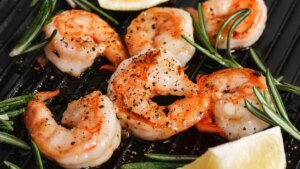 Tres errores imperdonables cuando haces gambas a la plancha que no debes cometer
