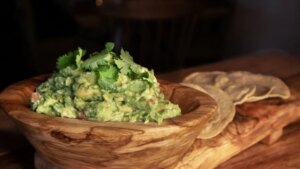 Tres errores imperdonables que cometes al hacer guacamole casero