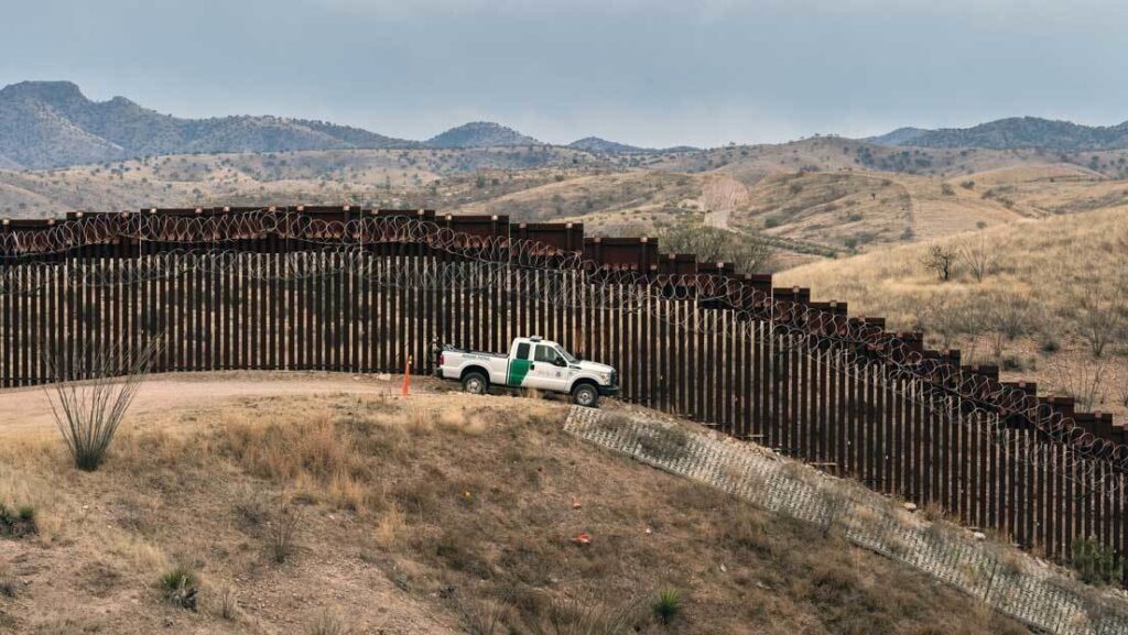 Trump aplaude fallo en Texas que prohíbe a Biden la venta de materiales de muro fronterizo - AlbertoNews