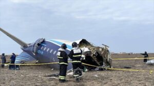 Ucrania apunta que el avión accidentado en Kazajistán había sido "dañado por los rusos"