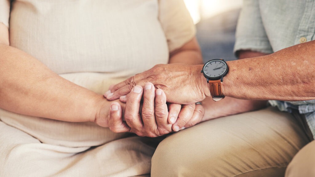Un hombre de 100 años y una mujer de 102 se convierten en los recién casados más viejos del mundo - AlbertoNews