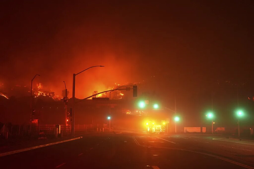Un incendio sin control en Malibú provoca la evacuación de miles de personas