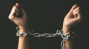 Va presa por encadenar a su hija a la cama