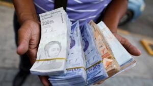 Venezolanos requieren ocho salarios para costear los estrenos de sus hijos en navidad