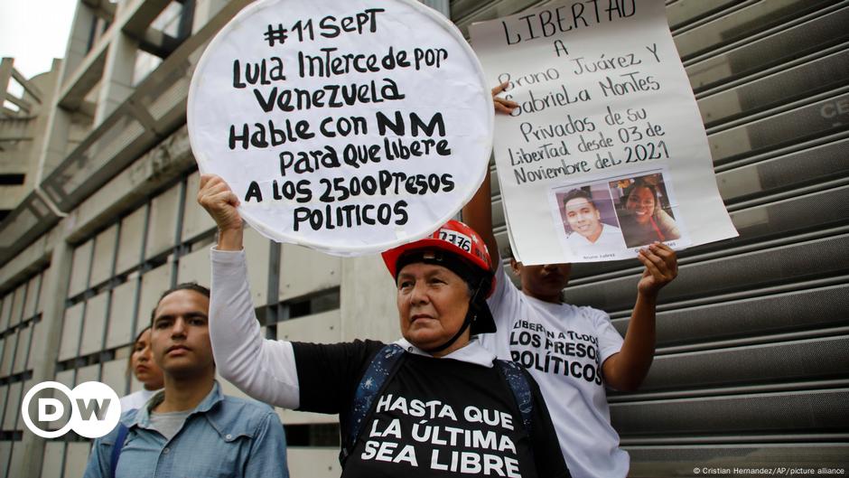 Venezuela supera 900 excarcelaciones de presos políticos – DW – 24/12/2024
