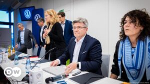 Volkswagen y sindicatos llegan a un acuerdo – DW – 20/12/2024