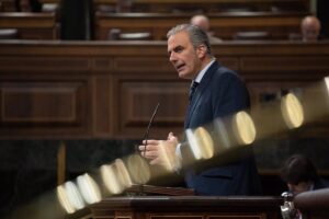 Vox advierte al PP que "no cuenten" con ellos hasta que no pongan fin a la "aberración" del reparto de menores