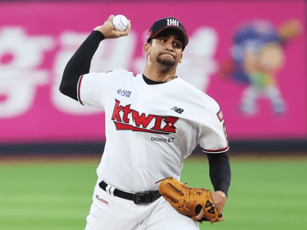 William Cuevas regresa al beisbol de Corea