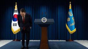 Yoon pide perdón por la ley marcial y deja su cargo en manos de su partido