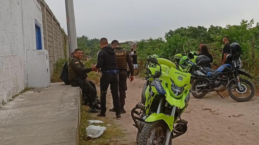 amarrado y envuelto en bolsas negras encuentra cadáver en Malambo