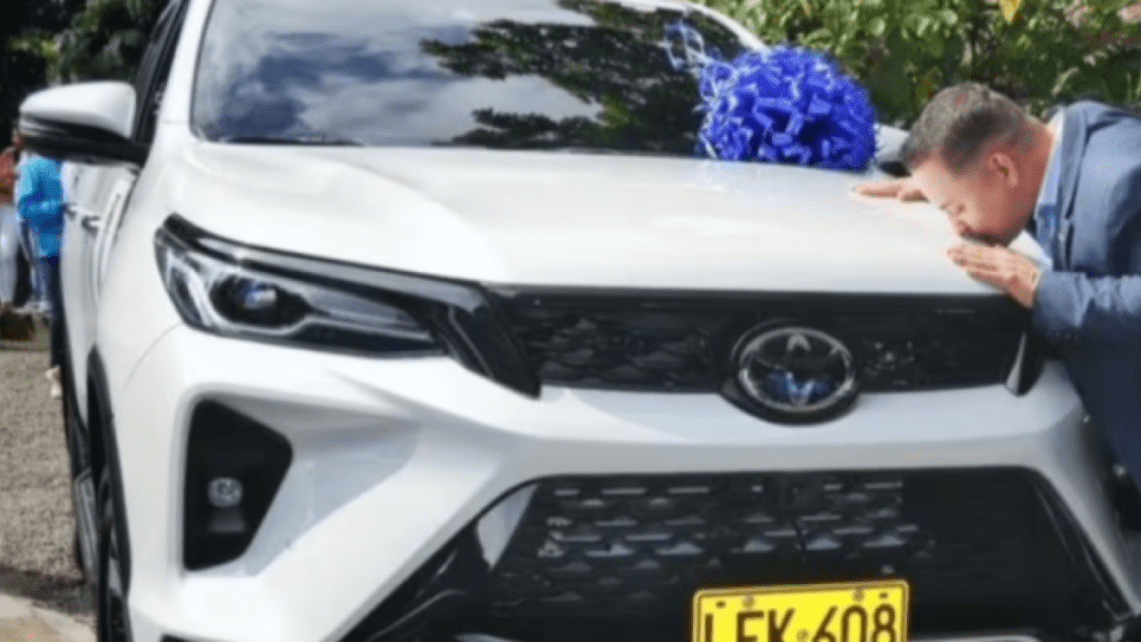 denuncian que le pusieron millonarios accesorios