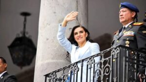 el Ministerio de Trabajo tuvo que pedir disculpas por suspender a la vicepresidenta Veronica Abad