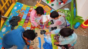 entrega de ayudas humanitarias para damnificados