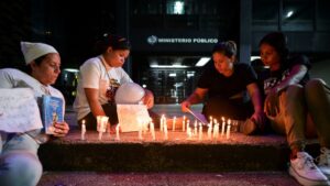 excarcelada joven de 16 años en riesgo de suicidio