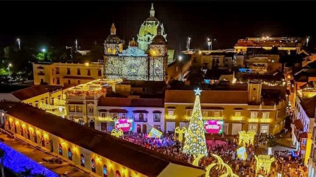 locales y turistas se toman la Ciudad Colonial